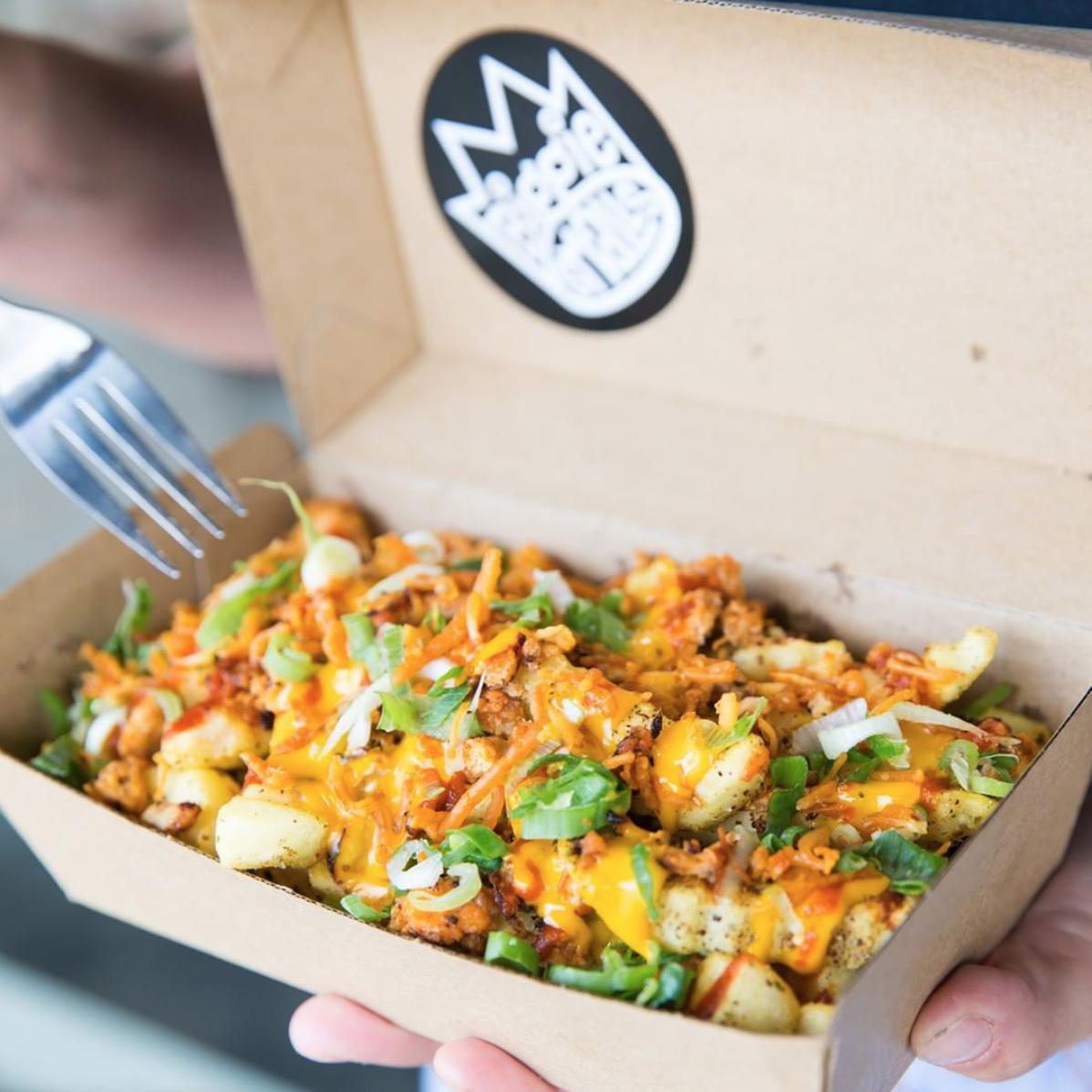 A classic. Biggies Loaded Chips with spiced ground chicken, fried haloumi crumbs, sriracha, cheese sauce and spring onion 🤤