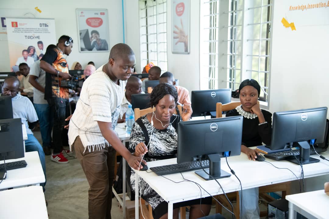 FursaLab's tweet photo. Teknolojia imekuwa na msaada mkubwa kwa makundi mbali mbali ya vijana na wajasiliamali katika shughuli zao, Airtel na Dtbi wanaendelea kuwawezesha vijana zaidi kutumia kompyuta katika shughuli zao. Kuweza kushiriki mafunzo haya piga simu 0682444449
#AirtelDtbifursa lab https://t.co/g0ke9dSkjY