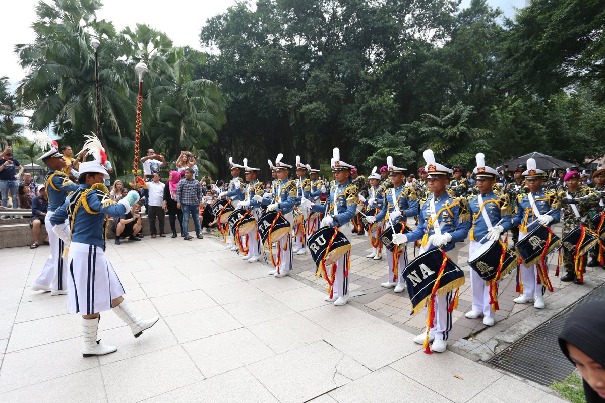 IndonesiaInKL's tweet photo. Sebagai rangkaian kunjungan KRI Bimasuci ke Malaysia, para Taruna memainkan marchingband GS Gita Jala Taruna di Waterfront KLCC (24/09/19). Acara ini berhasil menyedot perhatian ribuan penonton. Penampilan Reog Ponorogo pun semakin memeriahkan acara di sore hari tersebut. https://t.co/wAMV1oyj2Z