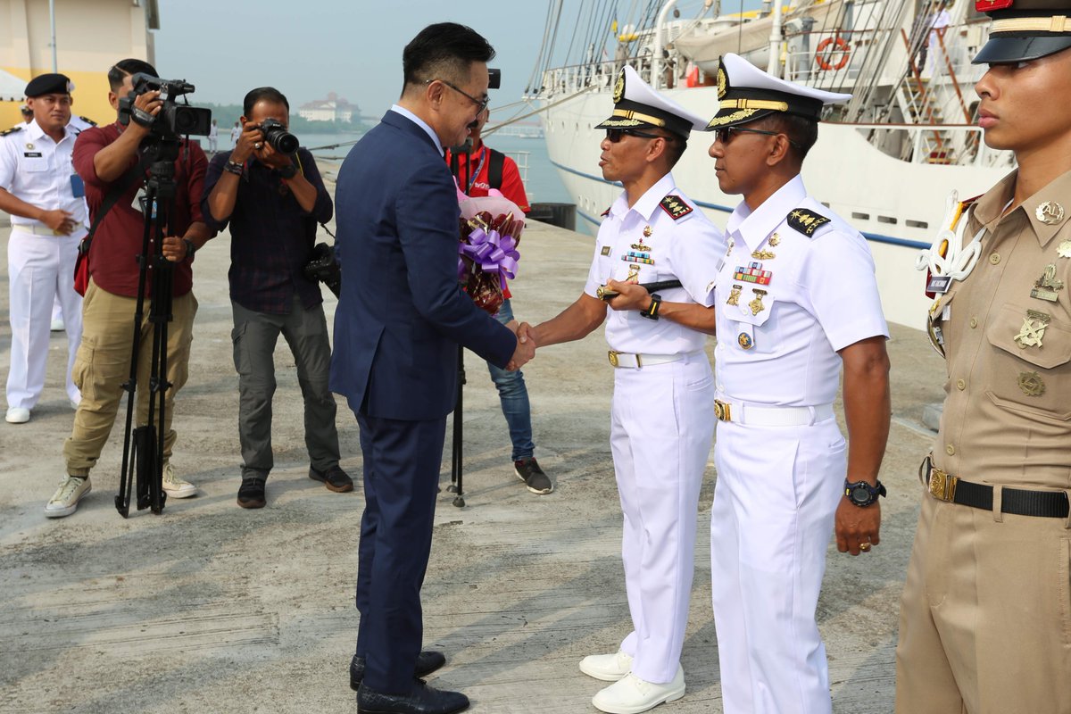 IndonesiaInKL's tweet photo. KRI Bima Suci 945 pada tanggal 24/09/19 09.00 ws tiba di Dermaga Pusat Hidrografi Nasional Malaysia, Pulau Indah, Port Klang diterima oleh Dubes RI Rusdi Kirana dan Ibu didampingi Athan Kolonel Inf. Tri Andi Kuswantoro beserta Ibu.

https://t.co/YTeMQ9RxyO https://t.co/QEH2Xbfaow