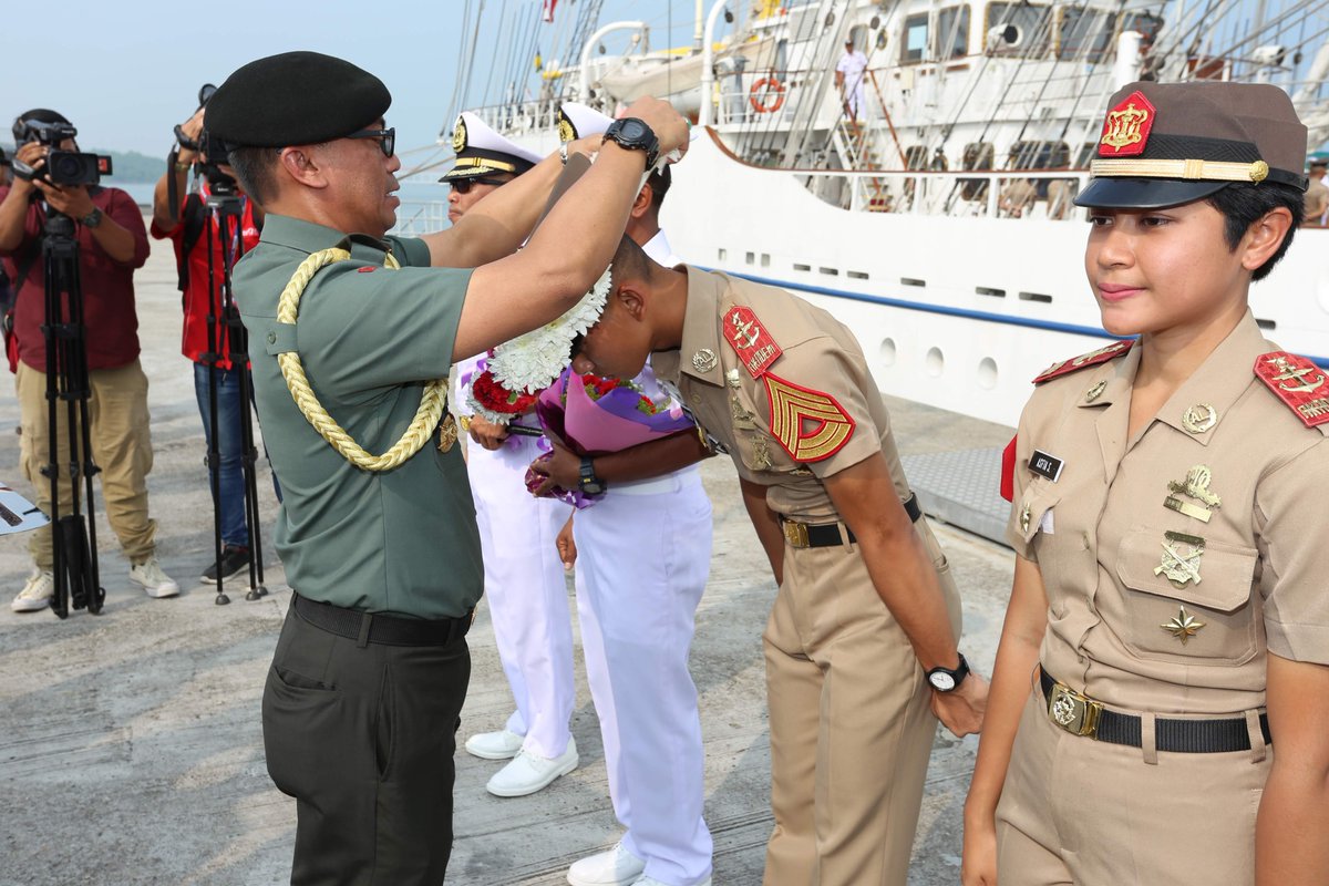KRI Bima Suci 945 pada tanggal 24/09/19 09.00 ws tiba di Dermaga Pusat Hidrografi Nasional Malaysia, Pulau Indah, Port Klang diterima oleh Dubes RI Rusdi Kirana dan Ibu didampingi Athan Kolonel Inf. Tri Andi Kuswantoro beserta Ibu.

kbrikualalumpur.org/w/2019/09/25/k…