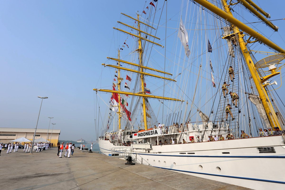 IndonesiaInKL's tweet photo. KRI Bima Suci 945 pada tanggal 24/09/19 09.00 ws tiba di Dermaga Pusat Hidrografi Nasional Malaysia, Pulau Indah, Port Klang diterima oleh Dubes RI Rusdi Kirana dan Ibu didampingi Athan Kolonel Inf. Tri Andi Kuswantoro beserta Ibu.

https://t.co/YTeMQ9RxyO https://t.co/QEH2Xbfaow