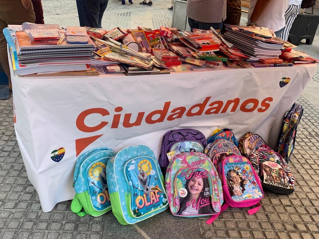 JcsAndalucia's tweet photo. 🙂 Gracias a tod@s por vuestra colaboración en la recogida de material escolar ayer en Cádiz 🧡 https://t.co/kLETh6pBOq