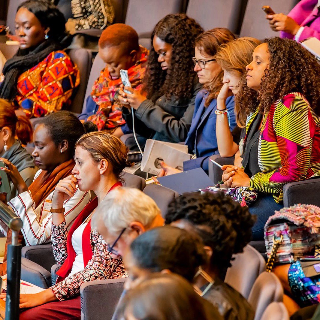 JacquelineMShaw's tweet photo. YES our conf speakers sit with British royalty!
1-accoladed by the Queen @dominicmcvey
2-granted MBEs @whereswale aka Wale Adeyemi) 
3-presented clothing In #buckinghampalace @nkwo_official
4-dress royalty @mayamikodesigned we equally pull in a very well dressed audience! https://t.co/bxTMxpcACi