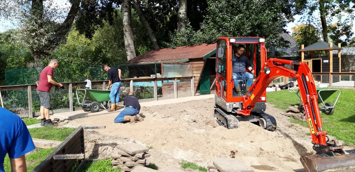 presentdordpap's tweet photo. Weer een bedrijf die bewust kiest zich maatschappelijk in te zetten! Jansen Recycling uit Dordrecht hielp mee samen met verstandelijk beperkten om op de kinderboerderij op hun terrein klusjes te klaren! Toffe ontmoeting en lekker wat klusjes geklaard! Bedankt! https://t.co/djA1m1HDBS