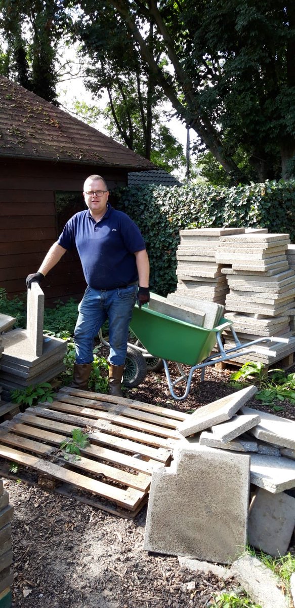 presentdordpap's tweet photo. Weer een bedrijf die bewust kiest zich maatschappelijk in te zetten! Jansen Recycling uit Dordrecht hielp mee samen met verstandelijk beperkten om op de kinderboerderij op hun terrein klusjes te klaren! Toffe ontmoeting en lekker wat klusjes geklaard! Bedankt! https://t.co/djA1m1HDBS