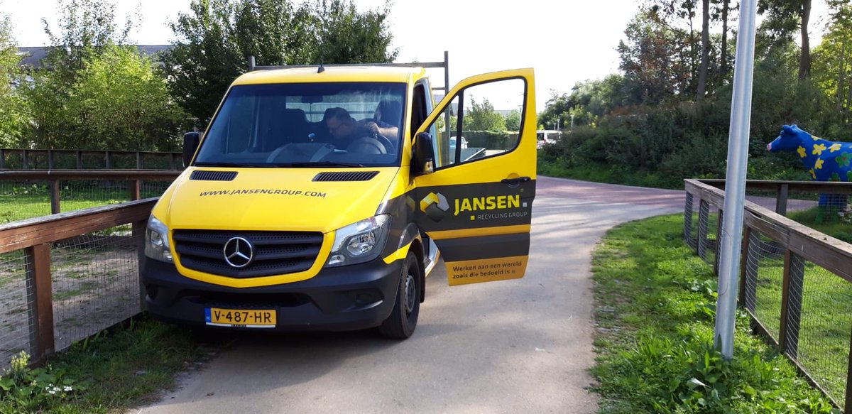 presentdordpap's tweet photo. Weer een bedrijf die bewust kiest zich maatschappelijk in te zetten! Jansen Recycling uit Dordrecht hielp mee samen met verstandelijk beperkten om op de kinderboerderij op hun terrein klusjes te klaren! Toffe ontmoeting en lekker wat klusjes geklaard! Bedankt! https://t.co/djA1m1HDBS