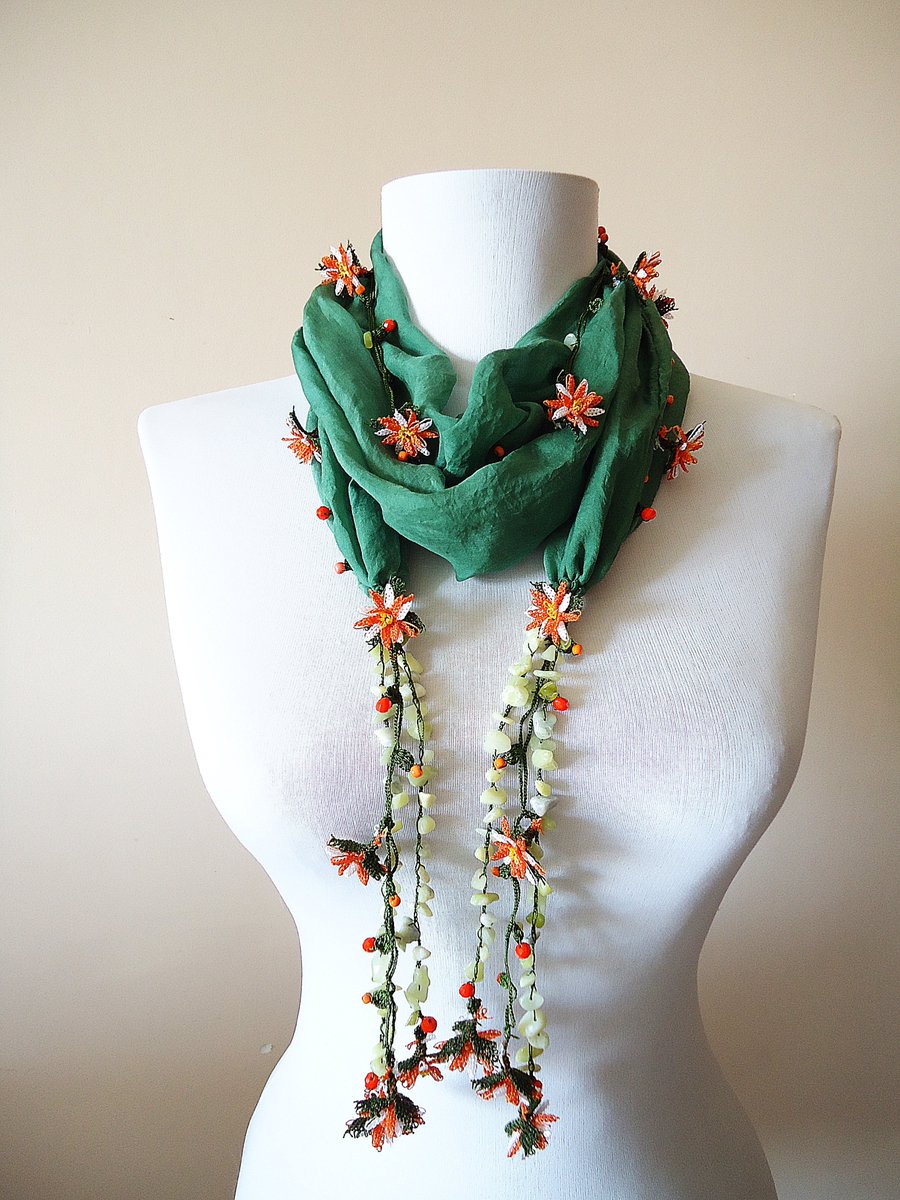Daisy Cappadocia 新作です シルクスカーフにラリエットを付けました トルコ女性の手によって編まれた立体刺繍のお花が見事です 小さなストーンも付けてさらに豪華に 贈り物にも喜ばれますね ハンドメイド トルコ オヤ糸 イイチ レース編み