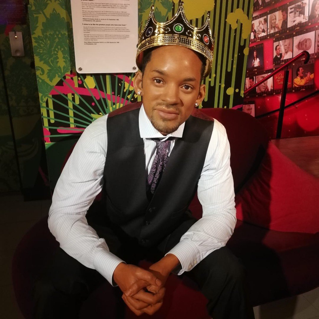 Willard Christopher Smith Jr. aka Will Smith ist vom Prince zum King aufgestiegen - zum Birthday-King! 🤴🏾 Wir wünschen dem begnadeten Schauspieler nur das Beste zu seinem Geburtstag! 🎁 
Happy Birthday, Will! 🥳

 #princeofbelair  #birthday #geburtstag #vienna #madametussauds