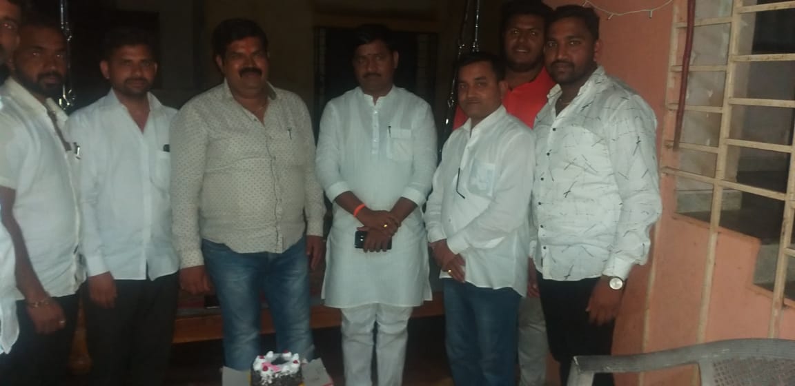 RameshAKonde's tweet photo. #शिवणे गावचे सरपंच मा. श्री. अनिल देशमुख यांना भेटून वाढदिवसाच्या शुभेच्छा दिल्या. यावेळी सोबत नितिनदादा वाघ व मित्र परिवार उपस्थित होते. https://t.co/4TAHBCYndm