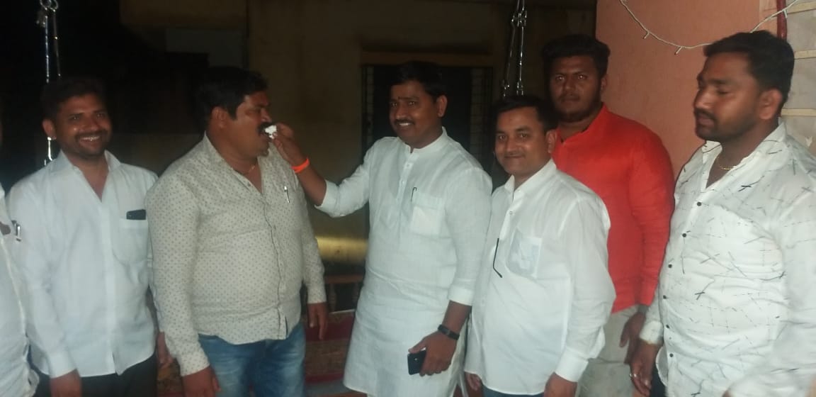 RameshAKonde's tweet photo. #शिवणे गावचे सरपंच मा. श्री. अनिल देशमुख यांना भेटून वाढदिवसाच्या शुभेच्छा दिल्या. यावेळी सोबत नितिनदादा वाघ व मित्र परिवार उपस्थित होते. https://t.co/4TAHBCYndm