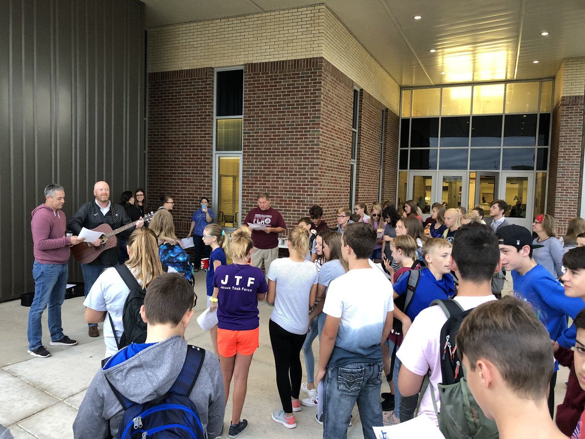 BeInspired449's tweet photo. So impressed w/the dedication &amp; leadership of our students @SeeYouAtThePole for FCA before school today! https://t.co/ovQ57Kzge1