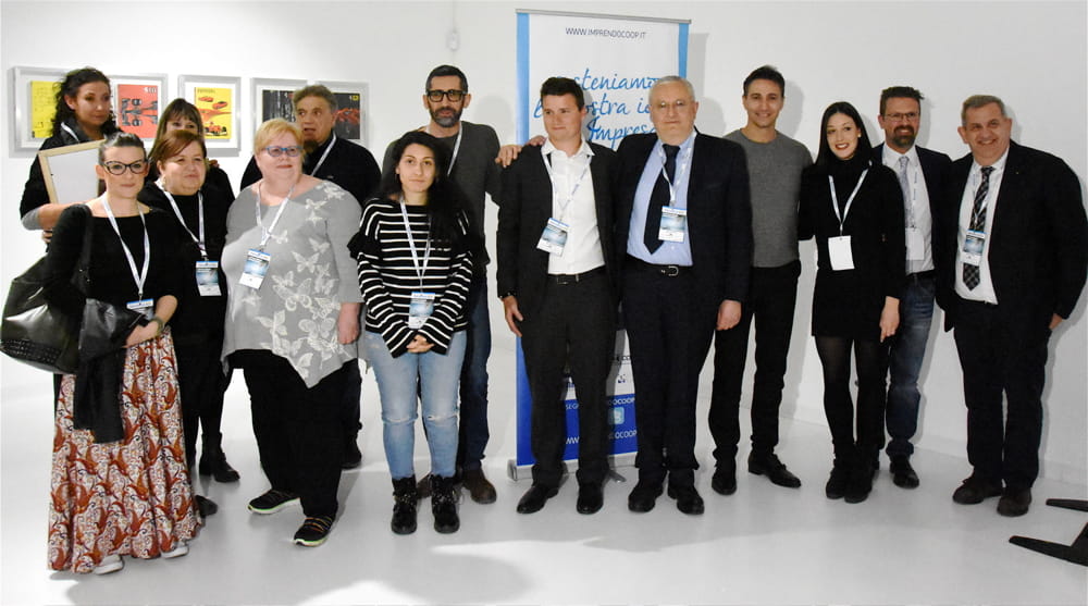 Confcoop_ER's tweet photo. ✅Quasi 300 partecipanti, un centinaio di idee d'impresa (in maggioranza presentate da donne), 27 progetti premiati, 21 cooperative costituite. 
Sono i numeri di 💡@Imprendocoop, il progetto di @confcoopmo che riparte con la sesta edizione. 

https://t.co/KFiV3PKMNs https://t.co/UfCfA24Uvm