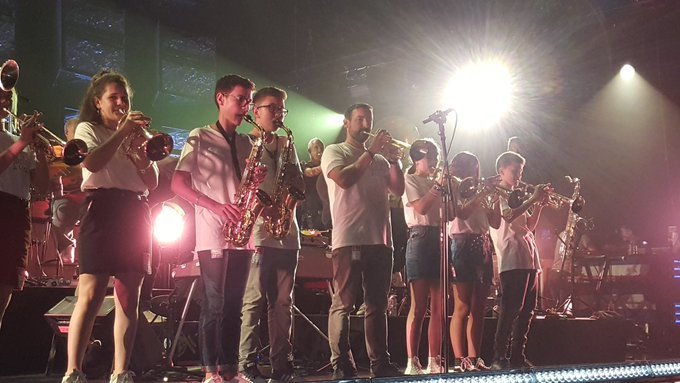 Montagnecorreze's tweet photo. 🎤🎼🎺🎷 Concert avec Ibrahim Maalouf à l'Olympia : un moment "magique" pour les musiciens du collège d'Allassac, en Corrèze.

👉 https://t.co/8QL3kQpOWQ https://t.co/3XqCO092Jh