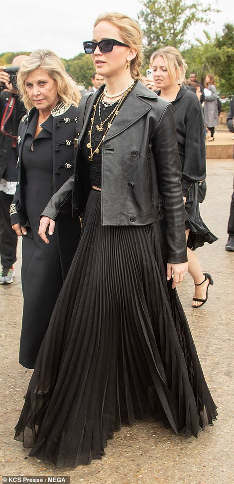 📸 Jen con su mamá Karen ayer en Paris Dior Fashion show ❤ 
#JenniferLawrence