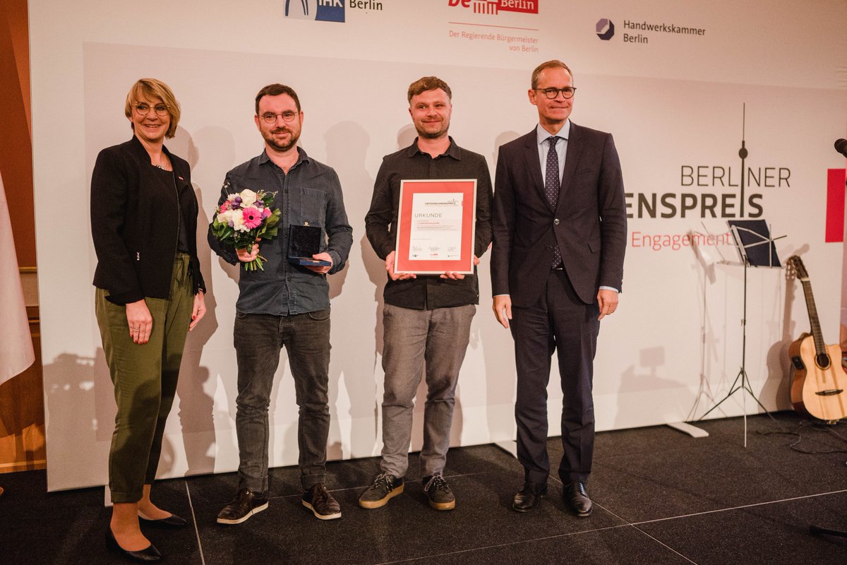 ihkberlin's tweet photo. Und der #bup2019 goes to: #InterContinentalBerlin &amp; @lebenskleidung , welche am gestrigen Abend für ihr besonderes #gesellschaftlichesEngagement ausgezeichnet wurden. Wir gratulieren den Preisträgern und danken allen Beteiligten! Zur Pressemitteilung: https://t.co/odhqUjiNDR https://t.co/2F5gszZcuW