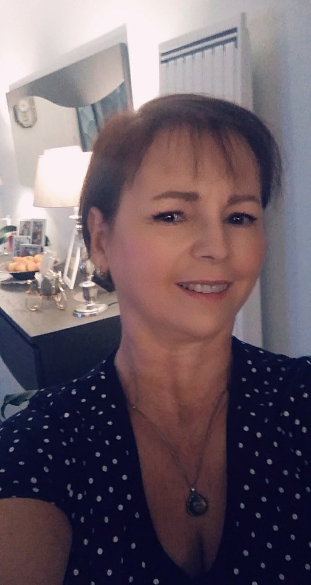 StellaMC1961's tweet photo. #cacommenceaujourdhui  très complexée dans ma jeunesse et timide maladive je me suis reconnue en elle voire même d'un point de vue physionomique (visage) bien que j'avais de longs cheveux à l'époque, heureusement on évolue, prend confiance en soi je me suis complètement épanouie. https://t.co/R33WXF2cn2