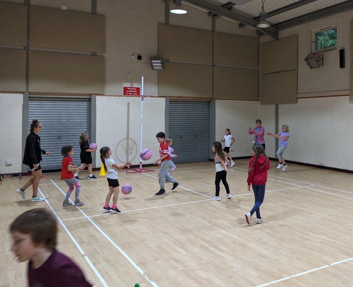 ASAberdeenshire's tweet photo. Netball continues to grow in #ActiveSchoolsMearns with a new club started @LaurencekirkS this year, and our netball @MarykirkPS continues with the support of Mrs Milne and Kirsty, one of our senior pupil volunteers!

#developsskills #participateprogressachieve https://t.co/m0qomSvetV