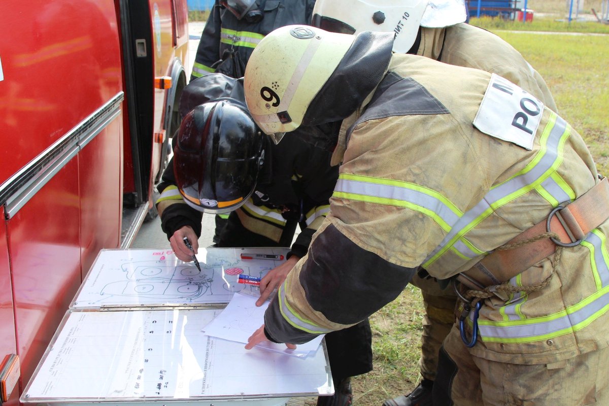 Emercom112's tweet image. В Сургутском районе на производственном объекте прошли пожарно-тактические учения по тушению условного пожара в резервуаре с газовым конденсатом объёмом 5000 м3.
Всего в проведении учений приняли участие 80 человек с применением 16 единиц специальной техники.