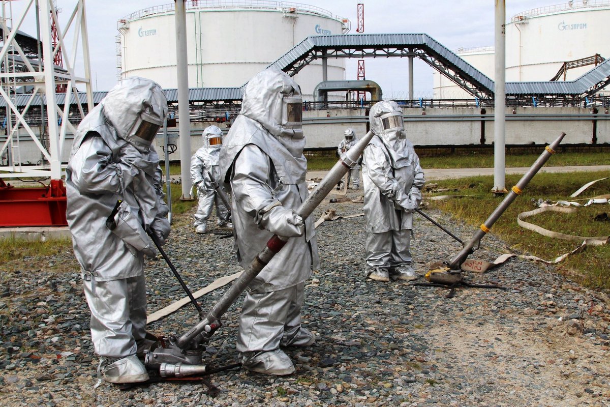 Emercom112's tweet image. В Сургутском районе на производственном объекте прошли пожарно-тактические учения по тушению условного пожара в резервуаре с газовым конденсатом объёмом 5000 м3.
Всего в проведении учений приняли участие 80 человек с применением 16 единиц специальной техники.