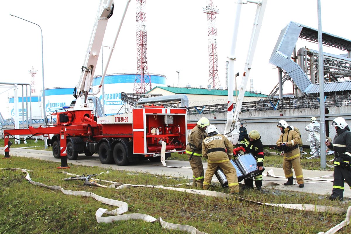 Emercom112's tweet image. В Сургутском районе на производственном объекте прошли пожарно-тактические учения по тушению условного пожара в резервуаре с газовым конденсатом объёмом 5000 м3.
Всего в проведении учений приняли участие 80 человек с применением 16 единиц специальной техники.