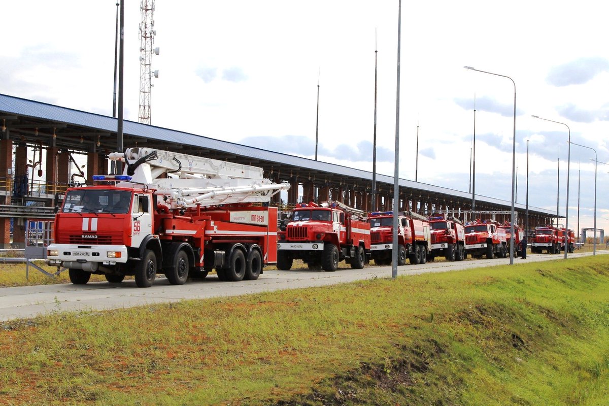 Emercom112's tweet image. В Сургутском районе на производственном объекте прошли пожарно-тактические учения по тушению условного пожара в резервуаре с газовым конденсатом объёмом 5000 м3.
Всего в проведении учений приняли участие 80 человек с применением 16 единиц специальной техники.