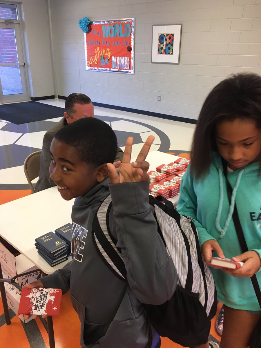 LearningElem's tweet photo. Gideon’s giving out bibles to 5th grade!  #doitthelearningway https://t.co/Rao5KinVBB