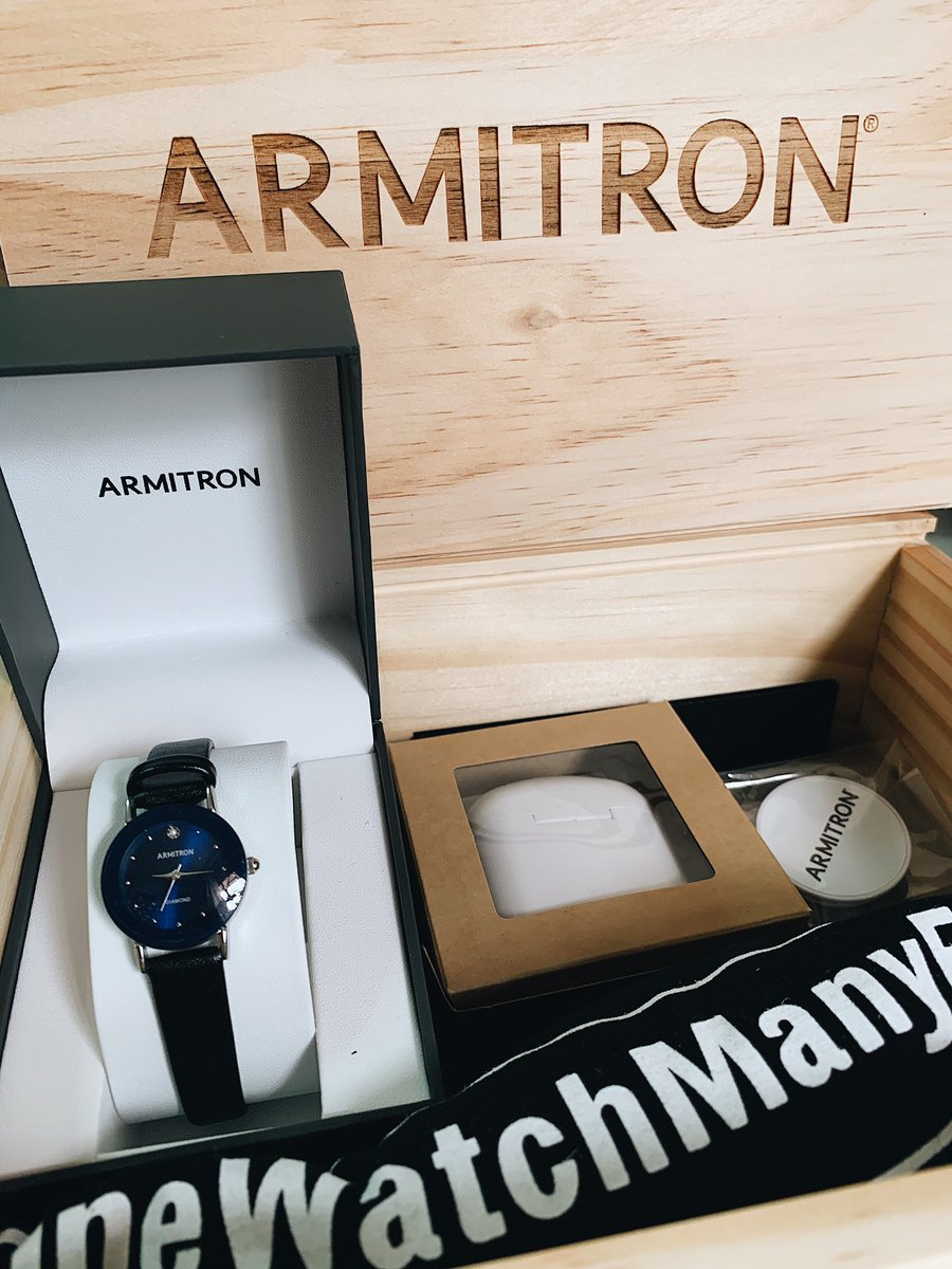 byarena's tweet photo. ปกติคือเป็นคนไม่ชอบใส่เครื่องประดับเลย แต่นาฬิกาของ #ArmitronTH อันนี้คือมีความเรียบหรู ใส่ไปเรียนก็ได้ สวยเกินราคามากกก ตอนนี้เขามี Official Shop ใน #ShopeeTH แล้วด้วย แถมวันที่ 1 ต.ค. จะมีแจกส่วนลดอีก ใครกำลังหานาฬิกาใหม่ใส่ แนะนำตัวนี้เลย https://t.co/DfRPGncb2c