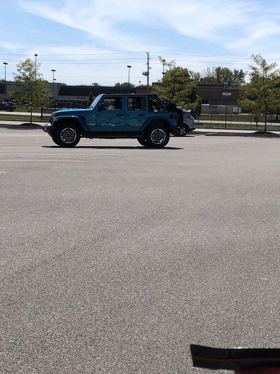 Am I the only one that has to take a picture of their Jeep while walking through the parking lot just because it’s so pretty?? #jeeplife #jeepgirl #bikinipearl