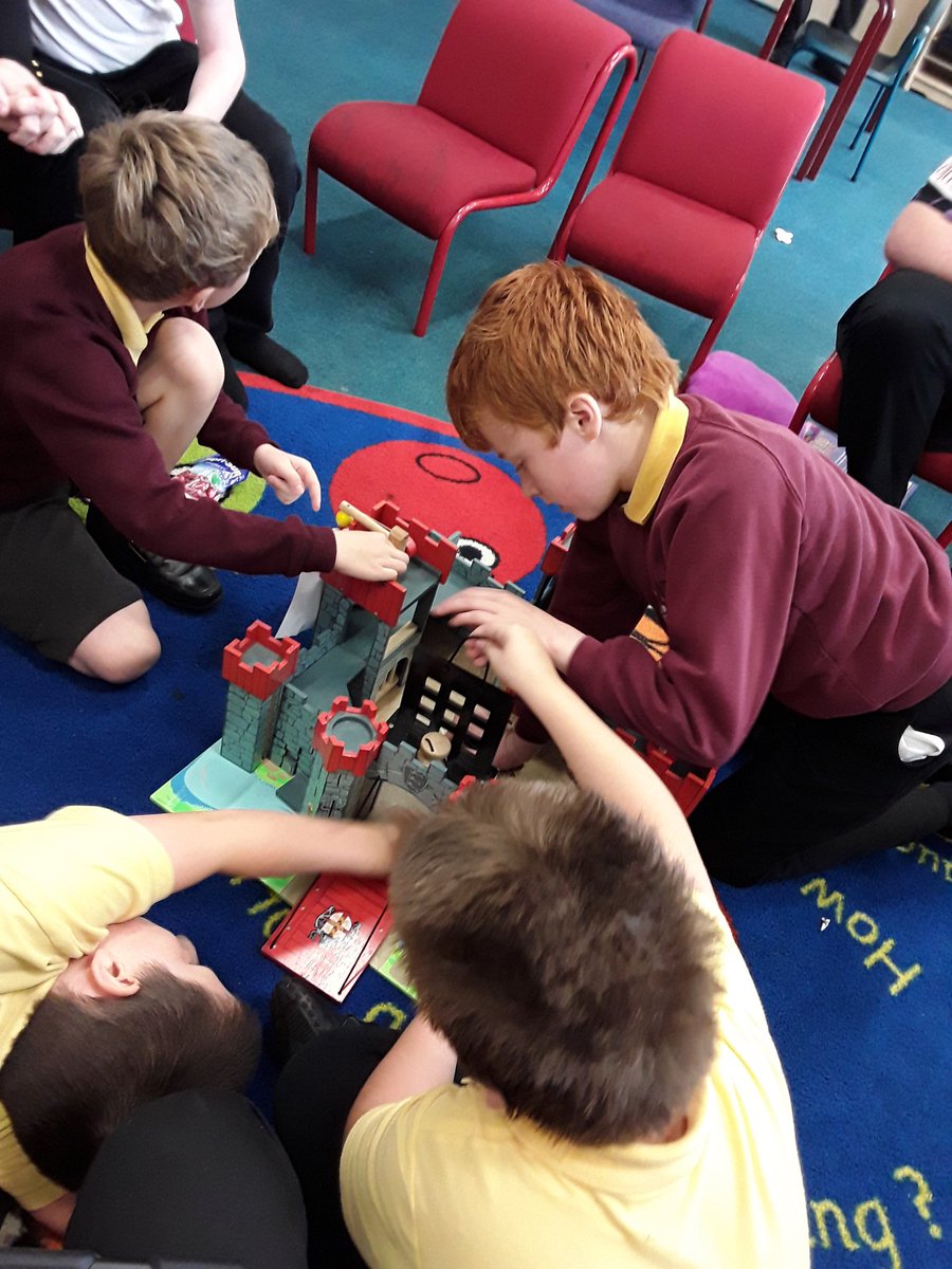 YsgolPenCoch's tweet photo. Fantastic team work happening in Falcons class this aftetnoon #falconsclass #castles #teamwork https://t.co/SjJgtv4L2U