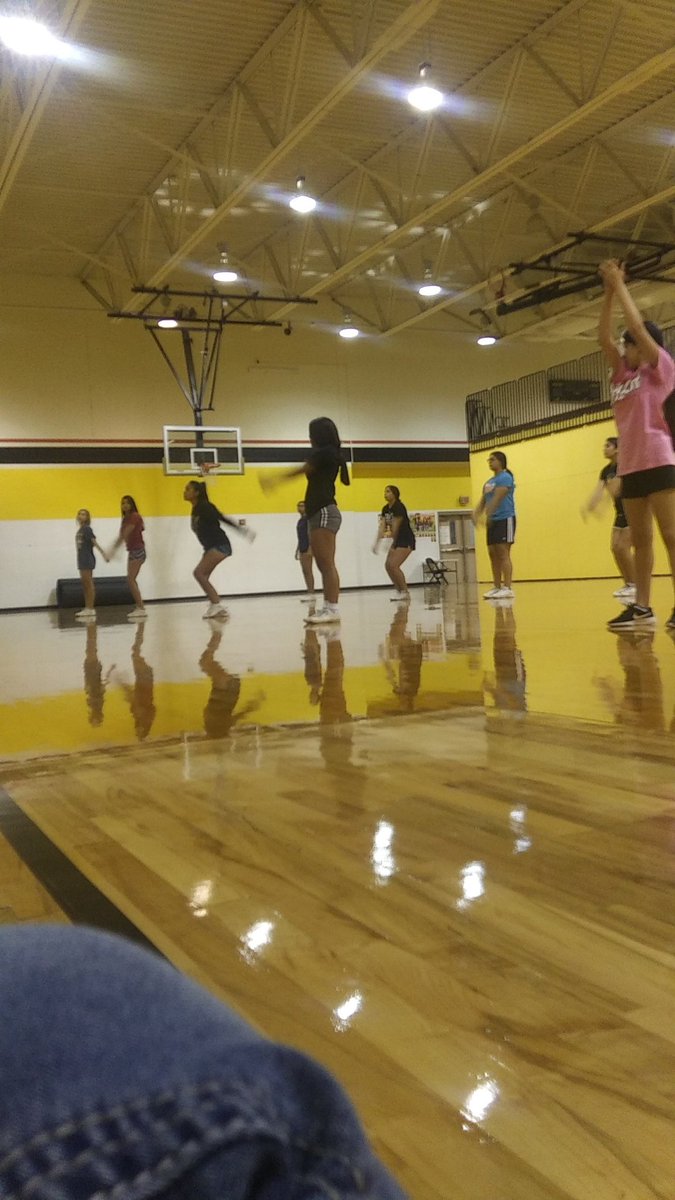 B_E_Cantu's tweet photo. Early practice.... Getting that practice in! #LytleCheer @lytleisd #LytlePirates #LHS https://t.co/G5cZcZ5BT1