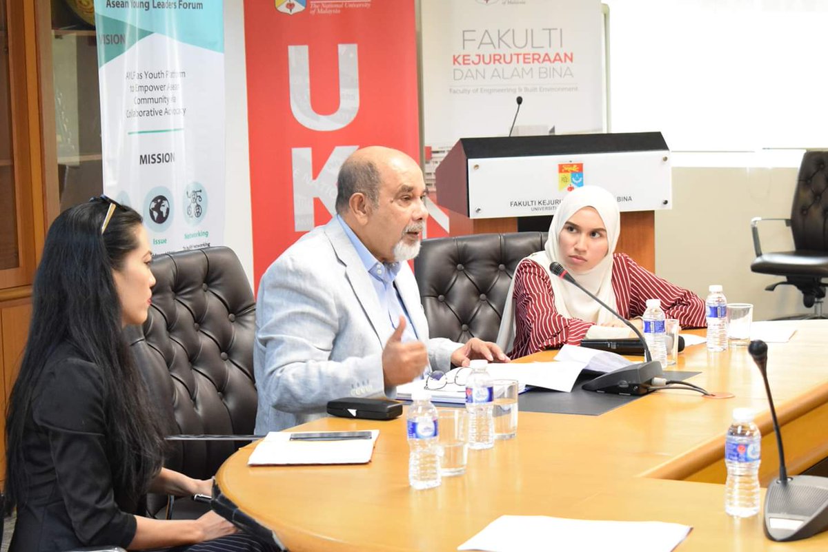 aylfmalaysia's tweet photo. ROUNDTABLE DISCUSSION 2019

Thank you to our panelists, Tan Sri Datuk Seri Syed Hamid Albar as the Executive Advisor to the ASEAN Rohingya Centre and Miss Lilianne Fan, Chairwoman for Rohingya Working Group, Asia Pacific Refugee Rights Network for the fruitful discussion. https://t.co/EdVBsIGhLH