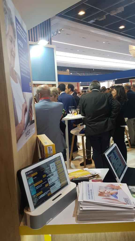 TabletteArdoiz's tweet photo. 🔴 En direct du Congrès HLM à Paris.
Nous sommes présent sur le Stand @GroupeLaPoste pour vous présenter ARDOIZ, la solution numérique adaptée pour connecter les seniors.
#tablettesimplifiee #seniors https://t.co/Z475jCY6mc