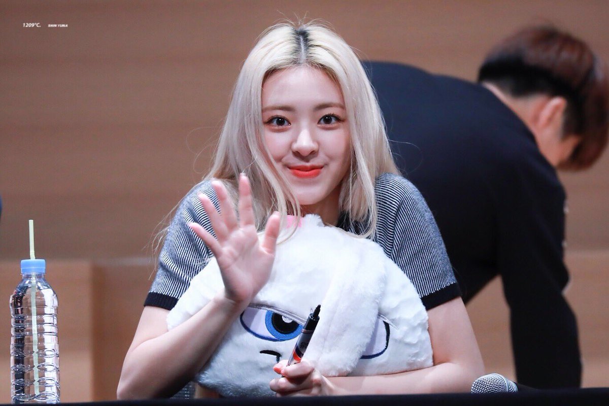 20031209com's tweet photo. 190922 ☝🏻👋🏻💖

#유나 #신유나 #있지 #YUNA #ITZY
@ITZYofficial https://t.co/Y1BZ1Xiq1b