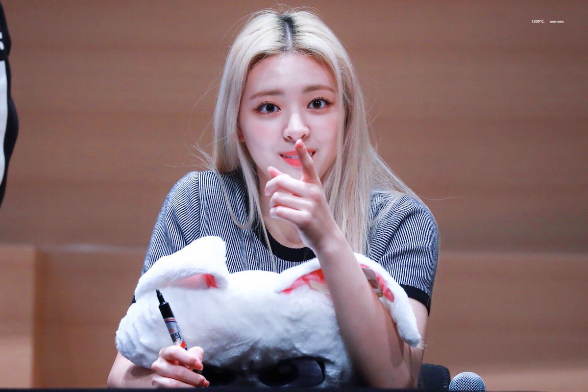 20031209com's tweet photo. 190922 ☝🏻👋🏻💖

#유나 #신유나 #있지 #YUNA #ITZY
@ITZYofficial https://t.co/Y1BZ1Xiq1b