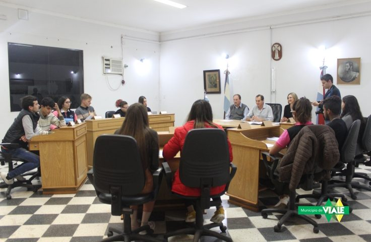 MuniVialeER's tweet photo. #HCDJ
El pasado miércoles se realizó la sesión de apertura del Concejo Deliberante Juvenil 2019, conformado por jóvenes estudiantes representantes de los 5to o 6to año de las escuelas secundarias de nuestra ciudad que han sido elegidos por sus pares.
https://t.co/TaPWUJlbpW https://t.co/Xm07Y1DLSv