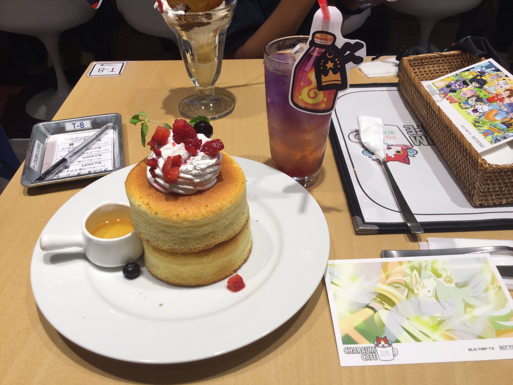 八朔 先日 キャラウムカフェ 妖怪ウォッチコラボ 10 31まで に行った ヨキシマムゴッドは自分が想像した通りの味 とても気に入ったが 注文したの全部揃って写真撮ってから などと言っているとすぐ薄まって味が無くなる ロイヤルパンケーキは