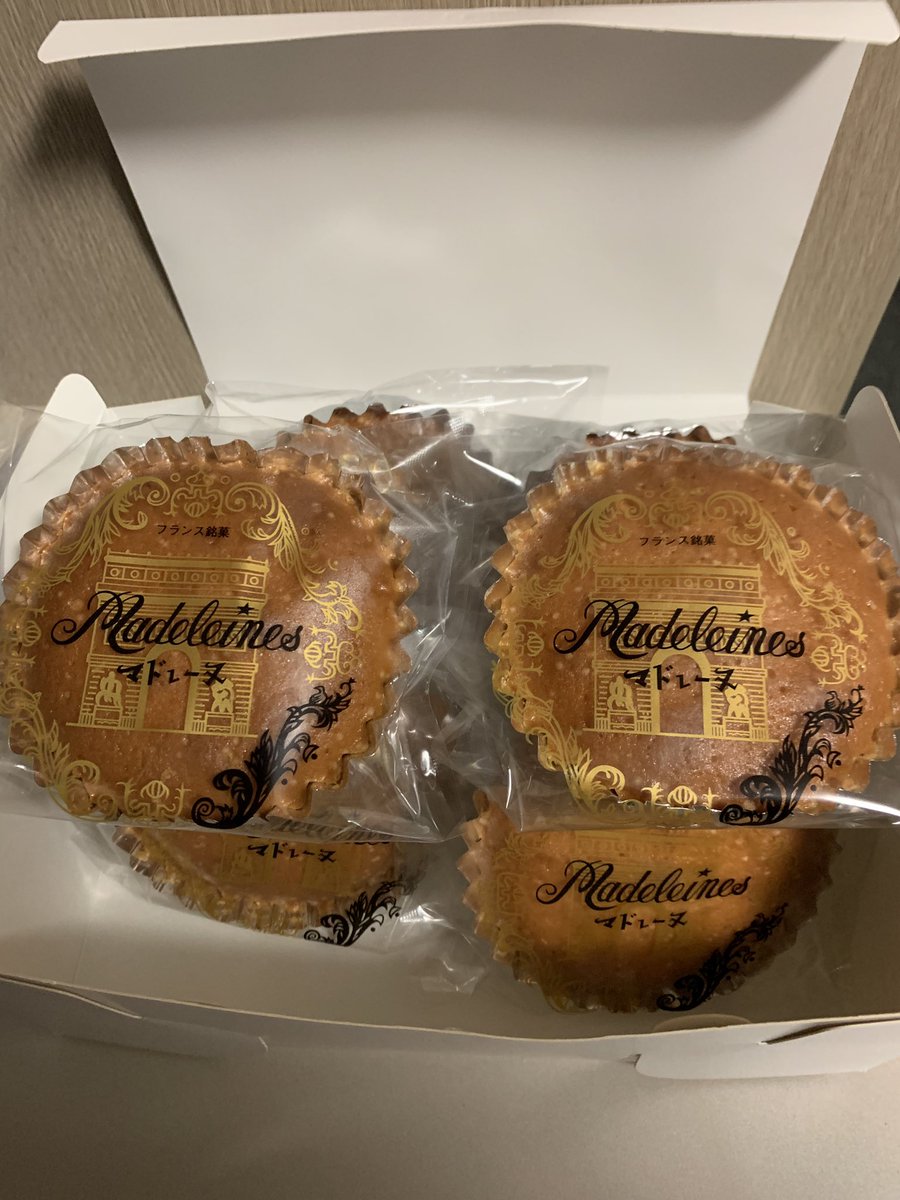 明桜の先輩矢野さんの実家の和菓子屋さんから届けてもらいました！
秋田の万寿堂ってゆうお店です！
ぜひ行ってみてください！
めっちゃ美味しいです！！