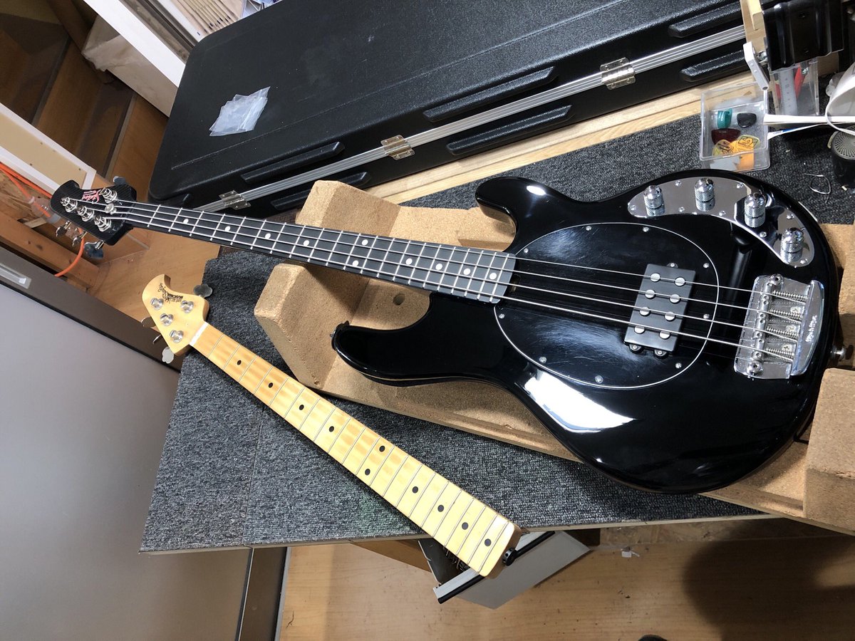 Y O S ギター工房 Musicman Sting Rayのネックをstatusのグラファイトネックに差し替えるというご依頼でした 新品ネックでペグやジョイント部の穴開け作業が必要で 木材相手とはやや勝手が違いますが それ以外は修正作業ほとんど必要無くセットアップ Y O S ギター工房 Musicman Sting Rayのネックをstatusのグラファイトネックに差し替えるというご依頼でした 新品ネックでペグやジョイント部の穴開け作業が必要で 木材相手とはやや勝手が違いますが それ以外は修正作業ほとんど必要無くセットアップ