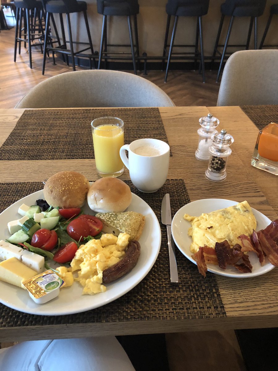 My favorite meal of the day!
Breakfast was delicious 😋 
At #hardwear_io <a href="/NHDenHaag/">NHDenHaag</a>