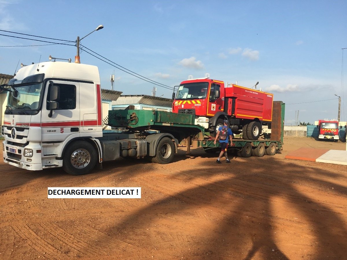 PompierCi's tweet photo. réception de 10 camions citerne réceptionnés aux pompiers civils soutenus par le projet UE, ont été livrés par porte-char à l’école de police d’Abidjan...https://t.co/hnDNXv5UBn https://t.co/Ue6n0hya8h