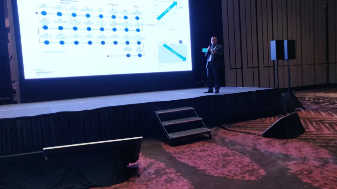 HPE_APAC's tweet image. Chatbots, #NLP and self-driving cars! Kong-Hoe Chan, GM, Solution Sales &amp;amp; Innovation Center, HPE, APAC, takes us through the evolution of #ArtificalIntelligence, during his #HPEDTIS19 session.