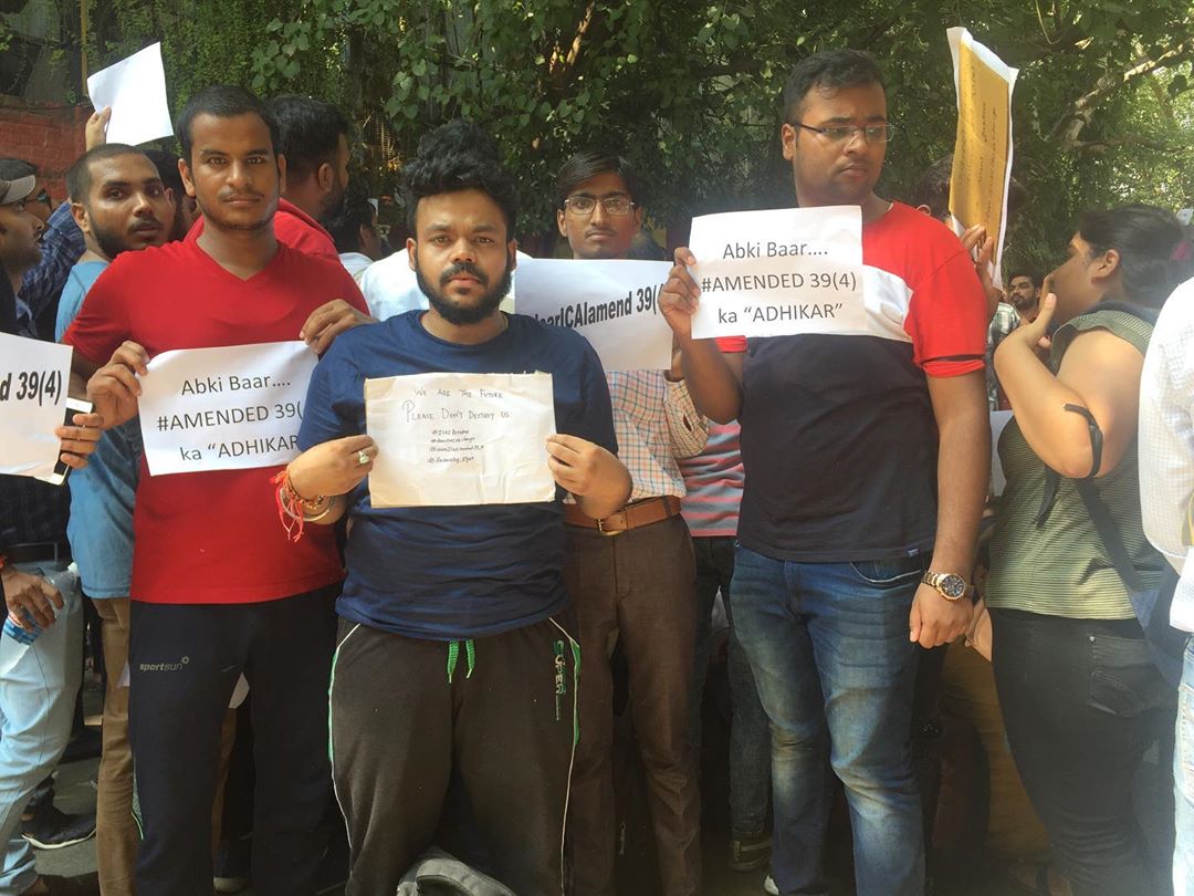 SaraogiPrerna's tweet image. More pictures straight from the ground. Day-3 of CA students Protest outside ICAI HQ in Delhi. Share your pictures from your center. #UnitedWeStand 

#dearicaiplschange #dearICAI_amend39_4 #righttorechecking