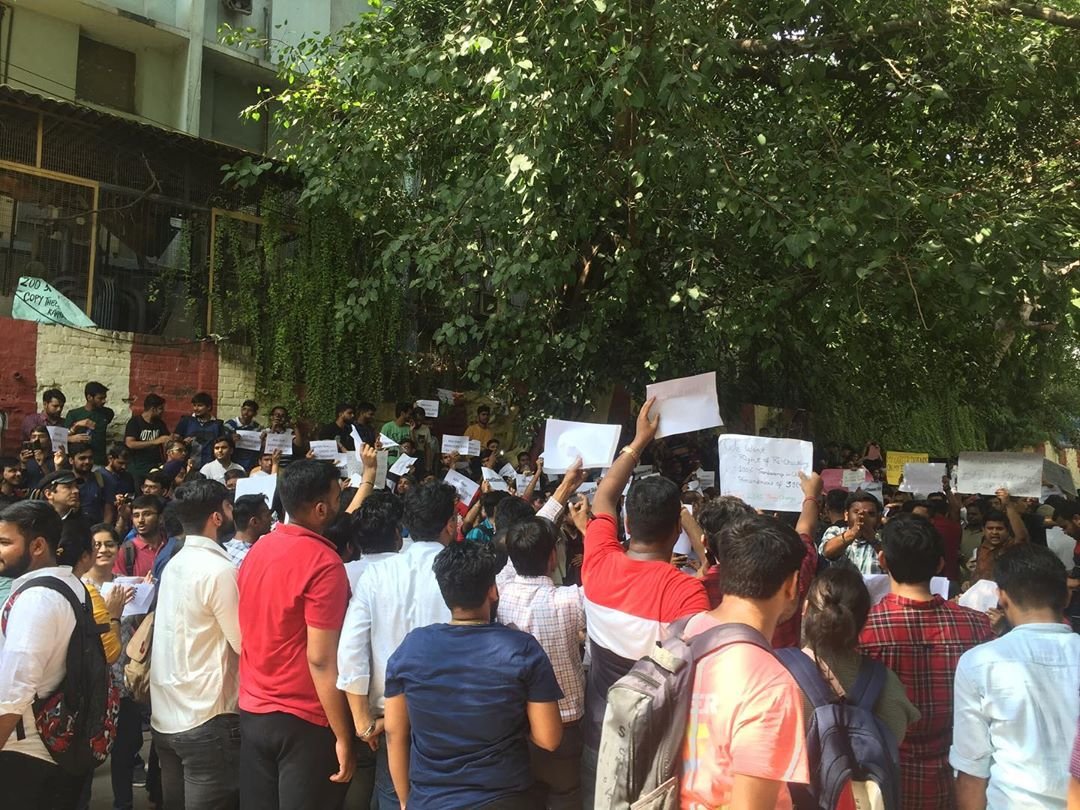 SaraogiPrerna's tweet image. More pictures straight from the ground. Day-3 of CA students Protest outside ICAI HQ in Delhi. Share your pictures from your center. #UnitedWeStand 

#dearicaiplschange #dearICAI_amend39_4 #righttorechecking