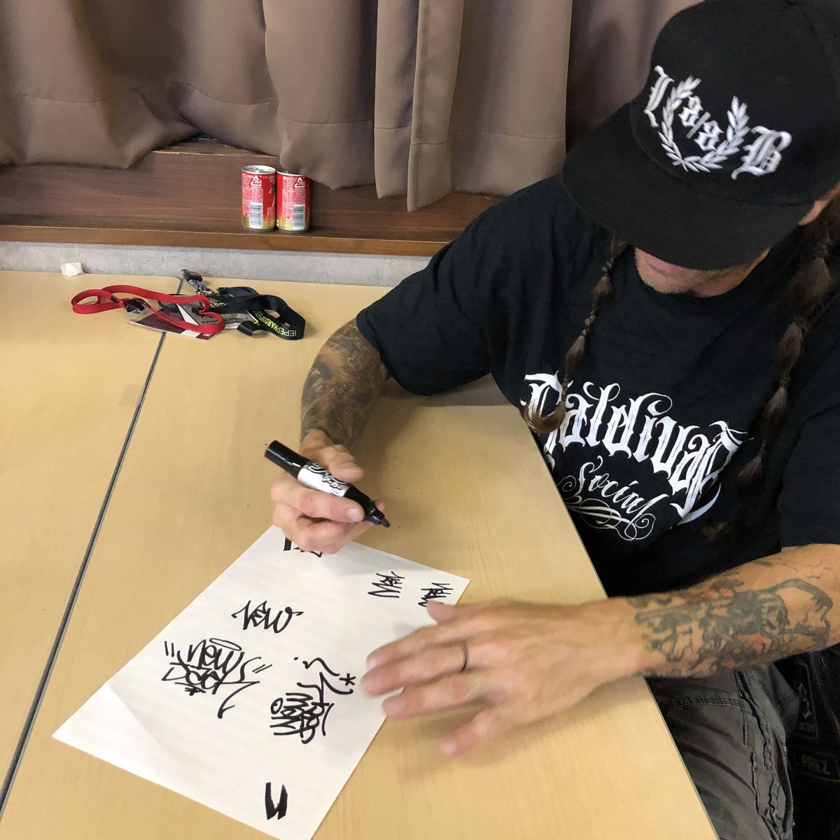 NEWJACK_SQAR's tweet photo. #MurderTheyFallzero 🤘🔥
MERAUDERのピットはワヤクチャ💦
俺はトッパーのFACECARZで何故か号泣😭w
オープニングからHeadsだった頃の記憶が蘇り、まさに"復活の日"‼︎
BOSSに感謝と敬意を🤘🎤
伝説はどう続くのか?あの夜をどう繋ぐのか⁇
んなもん俺ら世代にかかっとるヤロ⁉️👊 https://t.co/qzgU8OmImB