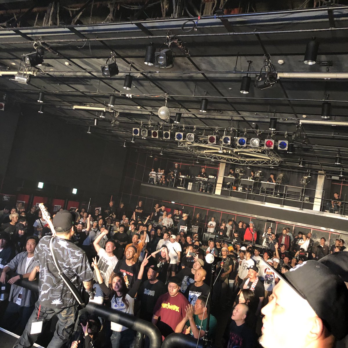 NEWJACK_SQAR's tweet photo. #MurderTheyFallzero 🤘🔥
MERAUDERのピットはワヤクチャ💦
俺はトッパーのFACECARZで何故か号泣😭w
オープニングからHeadsだった頃の記憶が蘇り、まさに"復活の日"‼︎
BOSSに感謝と敬意を🤘🎤
伝説はどう続くのか?あの夜をどう繋ぐのか⁇
んなもん俺ら世代にかかっとるヤロ⁉️👊 https://t.co/qzgU8OmImB