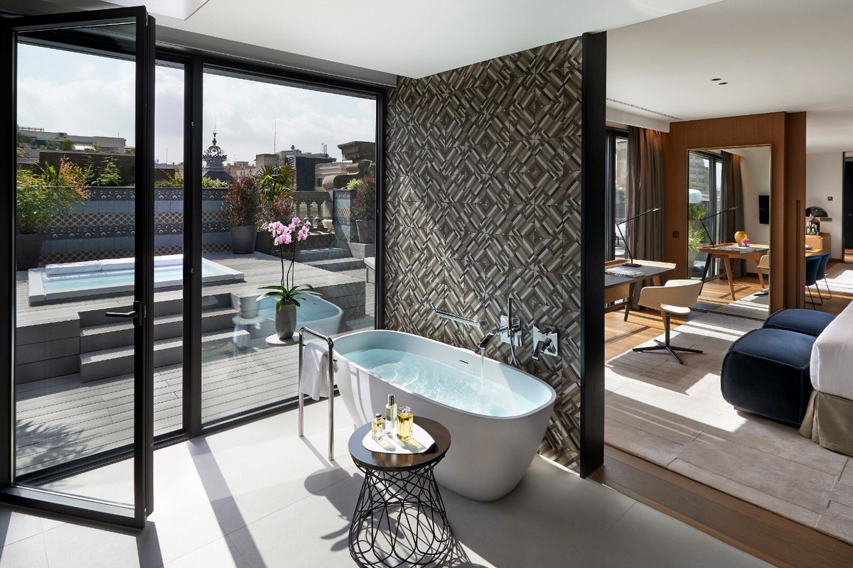 LycheeFilm's tweet photo. 🔸Todo nuestro agradecimiento a Mandarin Oriental, Barcelona @MO_BARCELONA por acoger a Krysztof Piesiewicz estos últimos cuatro días mientras imparte el taller de guión que organizamos.

#LIFF2019 https://t.co/qPQHgpPDsX