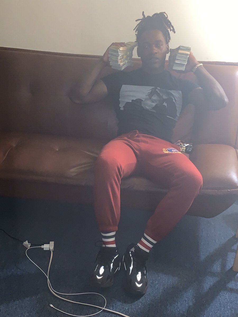 kingbos141's tweet photo. Can’t stand you fuck niggas https://t.co/8UPCKtmN4n