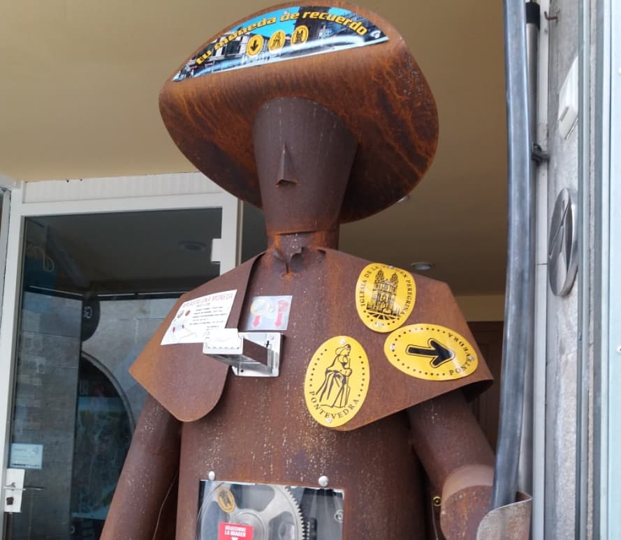 Buenos días #Galicialovers 😍 Desde ayer tenemos un nuevo compañero de trabajo en #YoAmoGalicia 😄 Es el primer peregrino de acero hecho artesanalmente para Pontevedra por Manuel García Guerra. Desde ayer, convierte las monedas de 5 cts en recuerdos de #Pontevedra. #