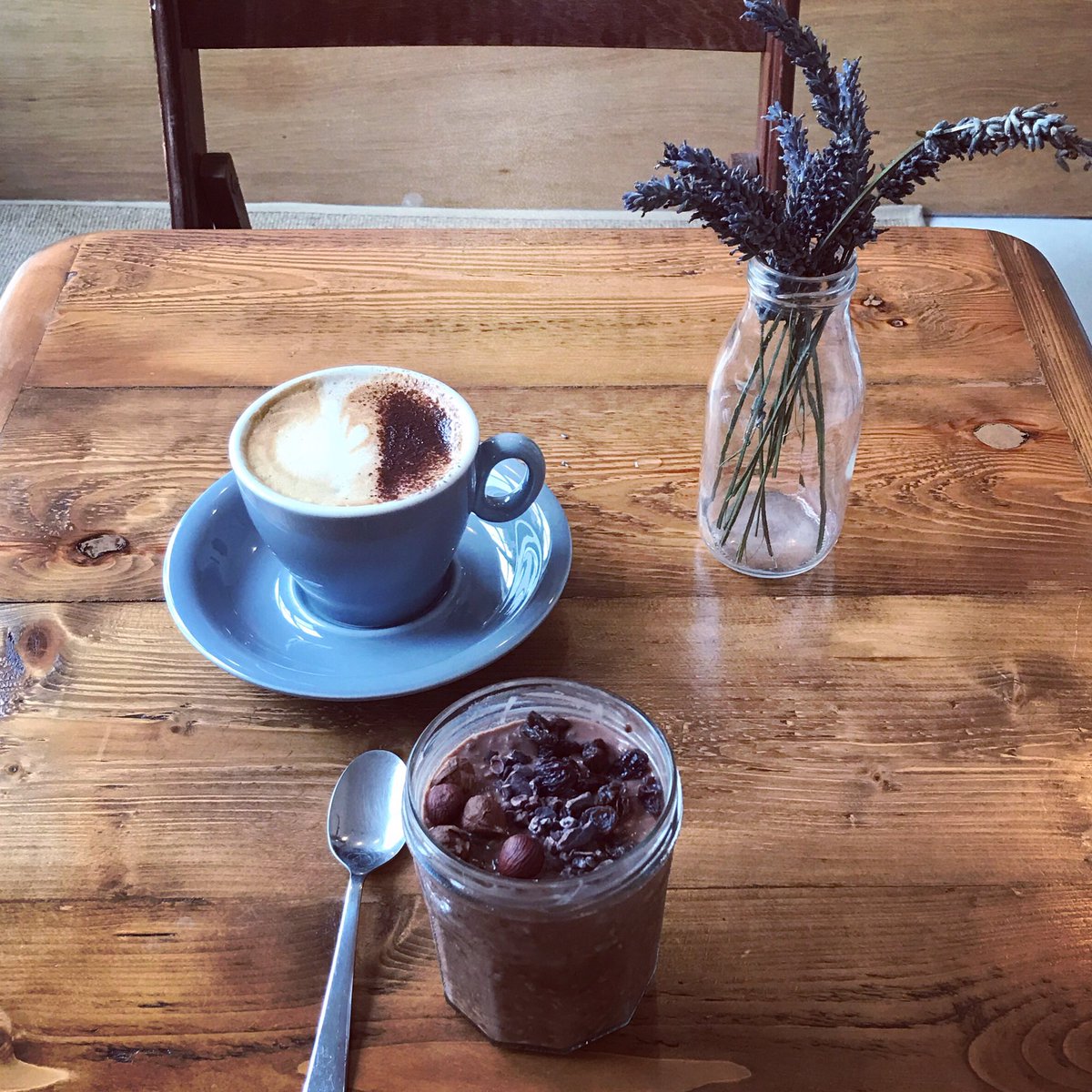 A jar of comforting soaked oats and a creamy cappuccino is the best way to start a wet and windy Wednesday 💚 These gluten free oats are soaked in oat milk with chia seeds, banana, date syrup, hazelnuts, raisins, cacao and cacao nibs...other delicious options are also available😊